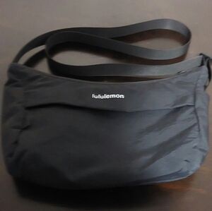 Lululemon sling crossbody bag 2L
